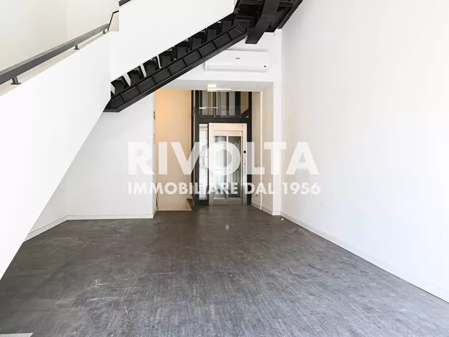 Immagine 14 di Attività commerciale in affitto  in Via Tomacelli a Roma