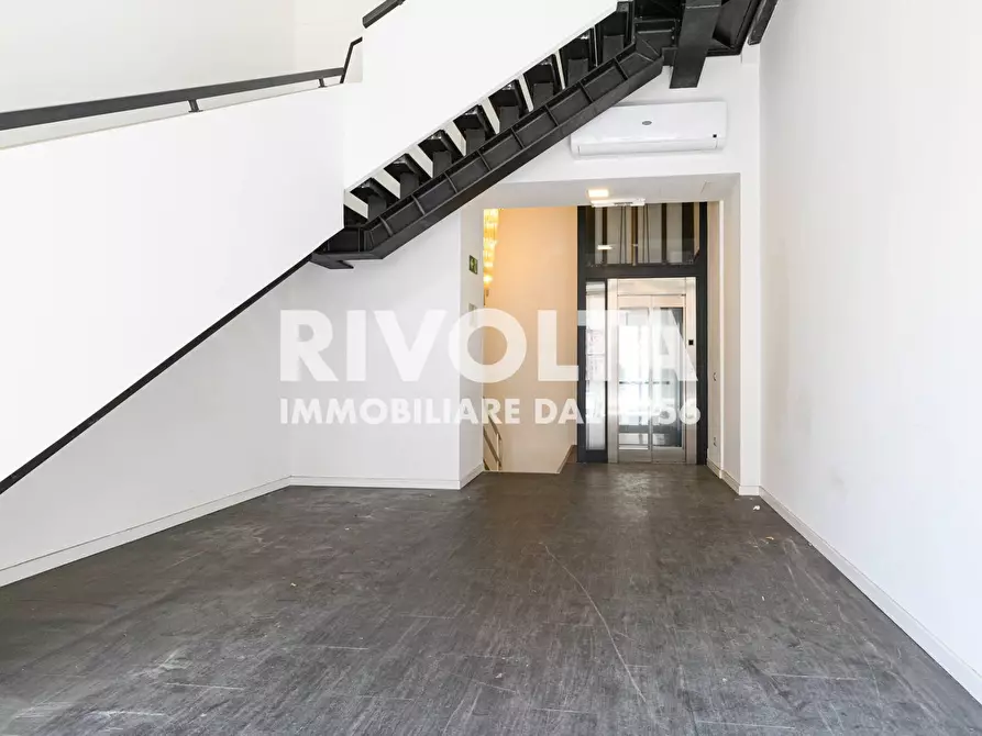 Immagine 15 di Attività commerciale in affitto  in Via Tomacelli a Roma