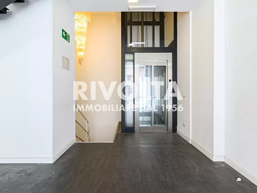 Immagine 17 di Attività commerciale in affitto  in Via Tomacelli a Roma