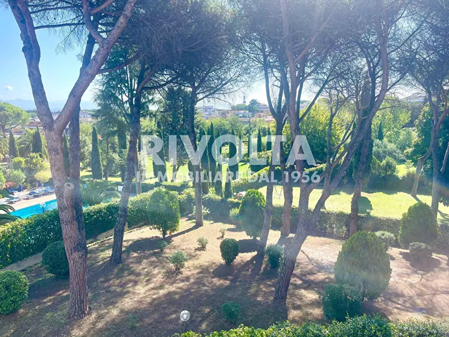 Immagine 19 di Appartamento in vendita  in Via Al Sesto Miglio a Roma