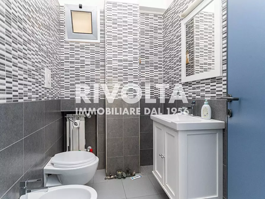 Immagine 11 di Ufficio in affitto  in via marcoantonio odescalchi a Roma