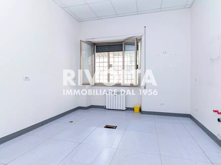 Immagine 17 di Ufficio in affitto  in via marcoantonio odescalchi a Roma