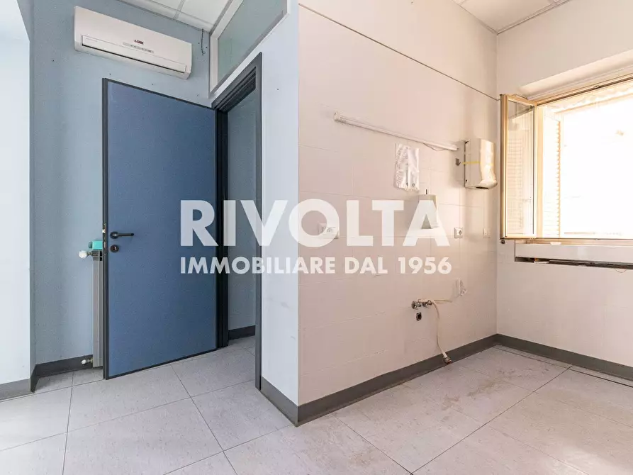 Immagine 19 di Ufficio in affitto  in via marcoantonio odescalchi a Roma