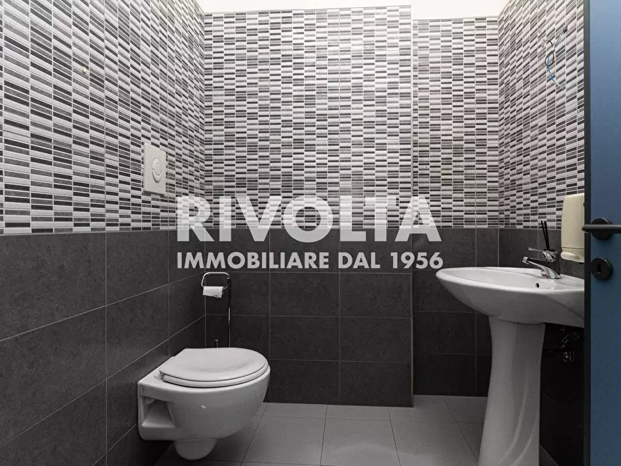 Immagine 26 di Ufficio in affitto  in via marcoantonio odescalchi a Roma
