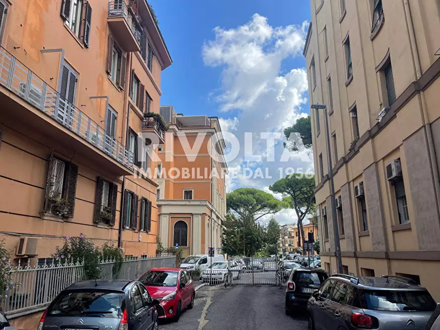 Immagine 1 di Magazzino in vendita  a Roma