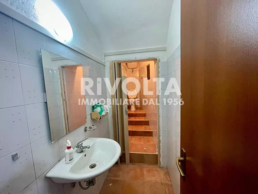 Immagine 26 di Magazzino in vendita  a Roma