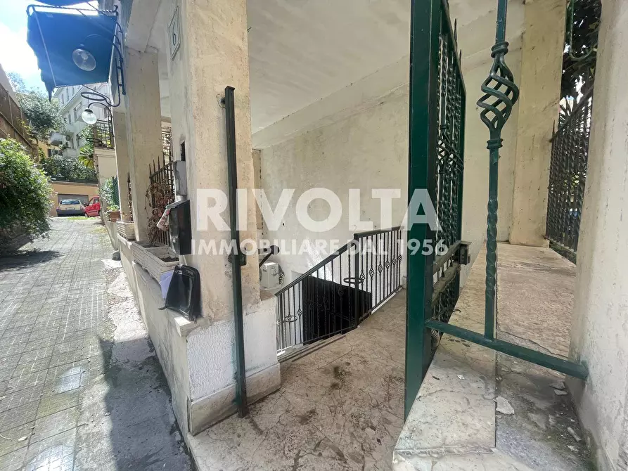 Immagine 54 di Magazzino in vendita  a Roma