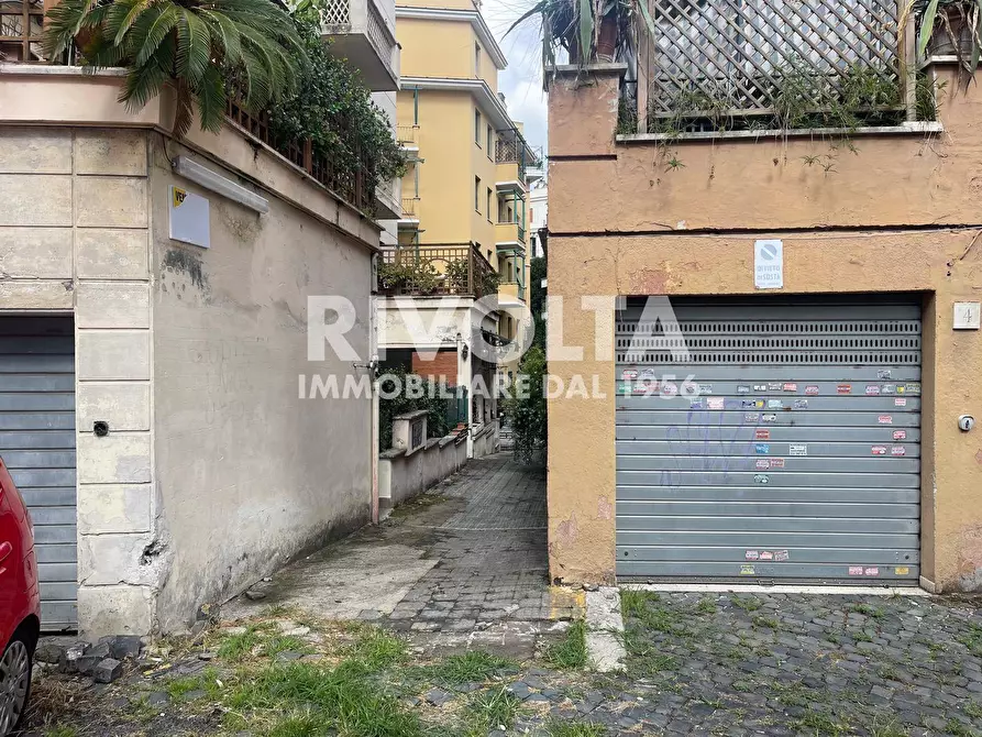 Immagine 62 di Magazzino in vendita  a Roma