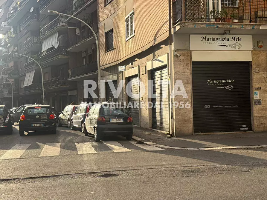 Immagine 3 di Attività commerciale in vendita  in Via Delle Cave a Roma