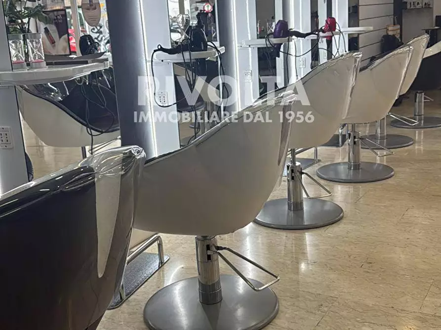 Immagine 4 di Attività commerciale in vendita  in Via Delle Cave a Roma