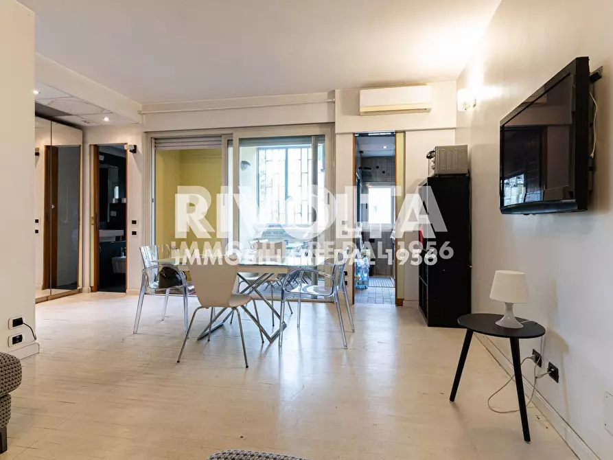 Immagine 3 di Appartamento in vendita  in Viale Giulio Cesare a Roma