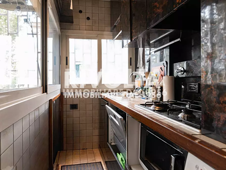 Immagine 6 di Appartamento in vendita  in Viale Giulio Cesare a Roma