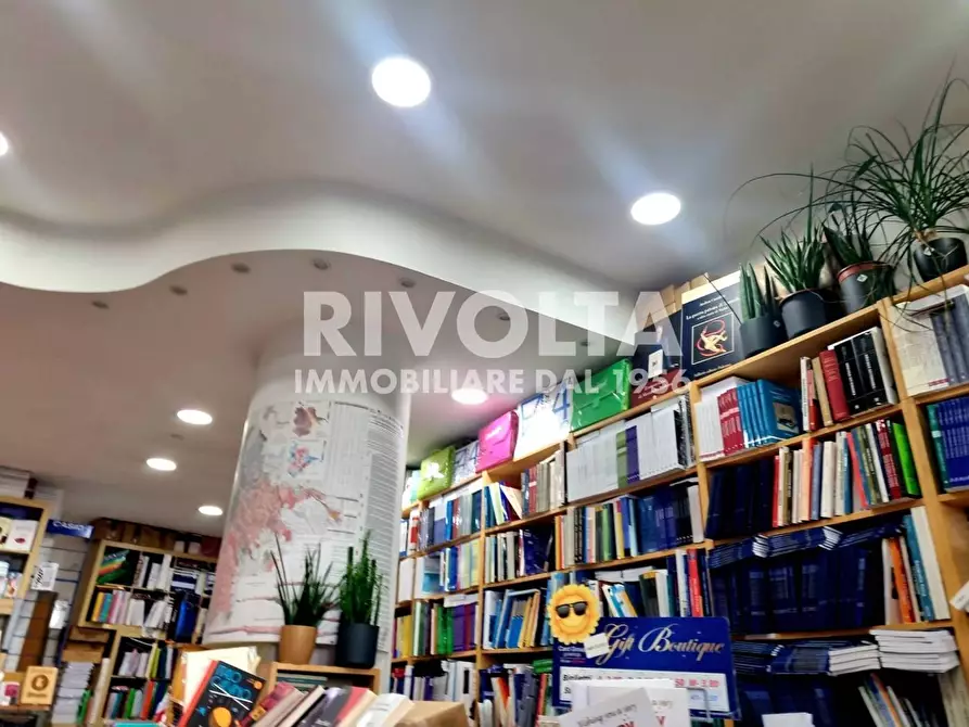 Immagine 12 di Attività commerciale in vendita  in Via Corrado Segre a Roma