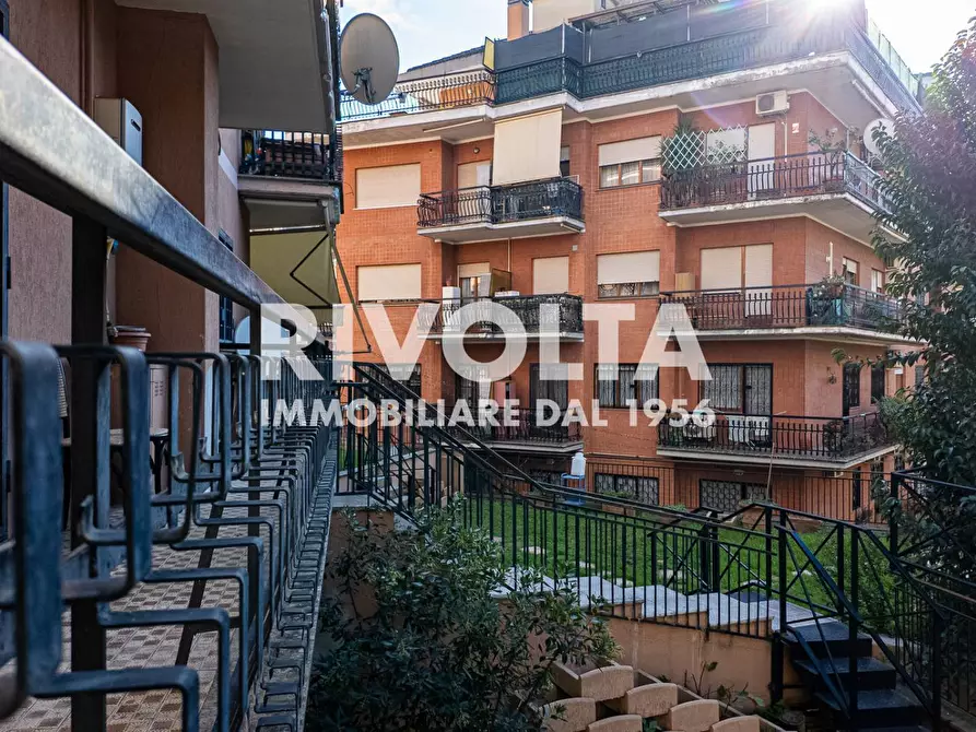 Immagine 2 di Appartamento in vendita  in Via Antonio Serra a Roma