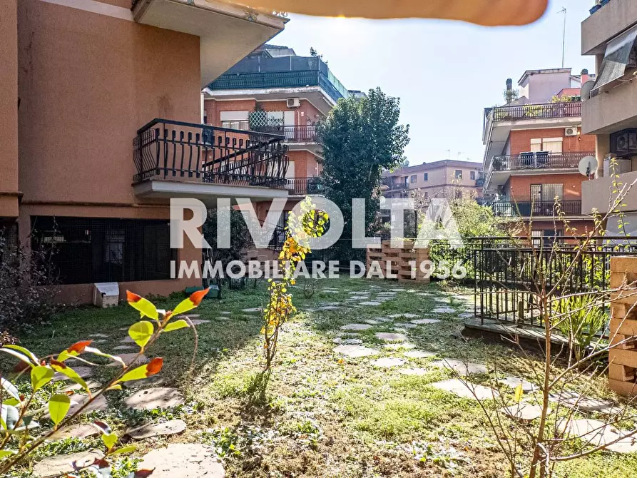 Immagine 11 di Appartamento in vendita  in Via Antonio Serra a Roma
