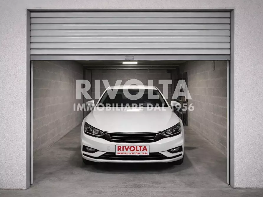 Immagine 1 di Box auto in vendita  in Via Conca D'oro a Roma