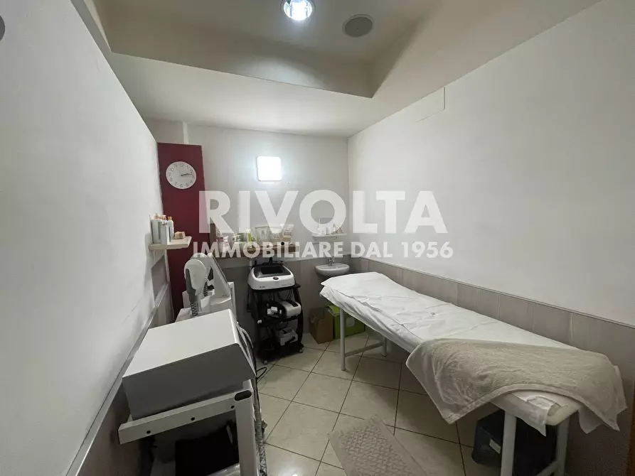 Immagine 11 di Locale commerciale in affitto  in Via Di Priscilla a Roma