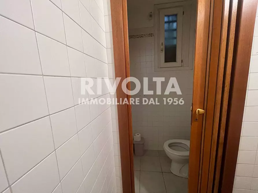 Immagine 13 di Locale commerciale in affitto  in Via Di Priscilla a Roma