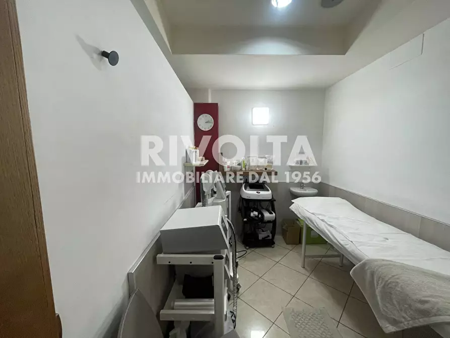 Immagine 15 di Locale commerciale in affitto  in Via Di Priscilla a Roma