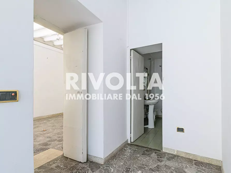 Immagine 10 di Locale commerciale in affitto  in via del babuino a Roma