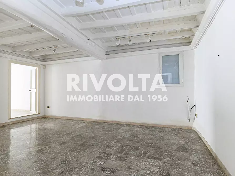 Immagine 11 di Locale commerciale in affitto  in via del babuino a Roma
