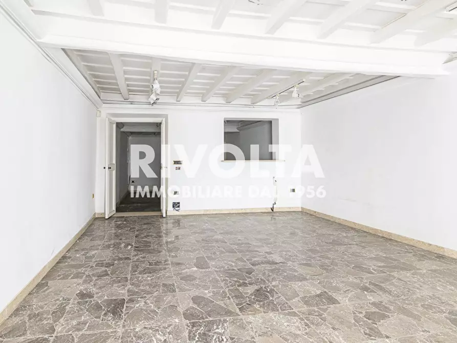 Immagine 15 di Locale commerciale in affitto  in via del babuino a Roma