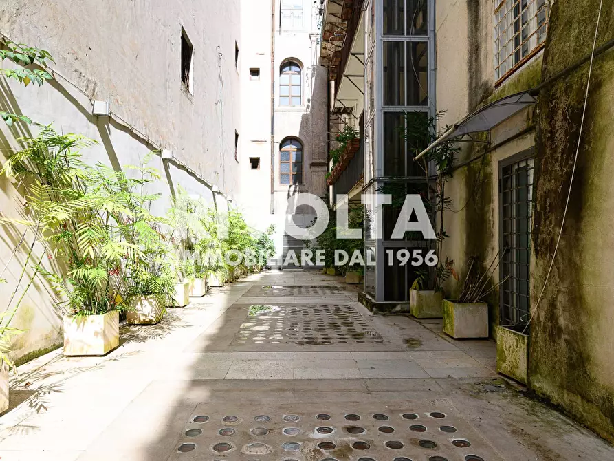 Immagine 21 di Locale commerciale in affitto  in via del babuino a Roma