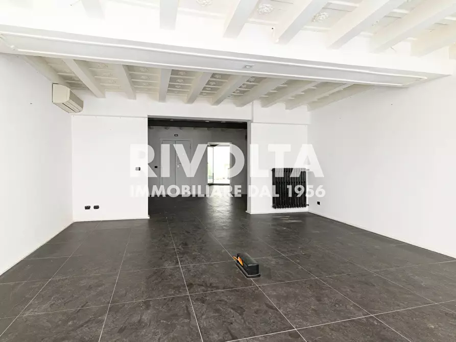 Immagine 6 di Locale commerciale in affitto  in Via Del Babuino a Roma