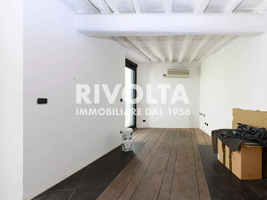 Immagine 11 di Locale commerciale in affitto  in Via Del Babuino a Roma