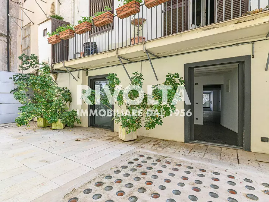 Immagine 37 di Locale commerciale in affitto  in Via Del Babuino a Roma