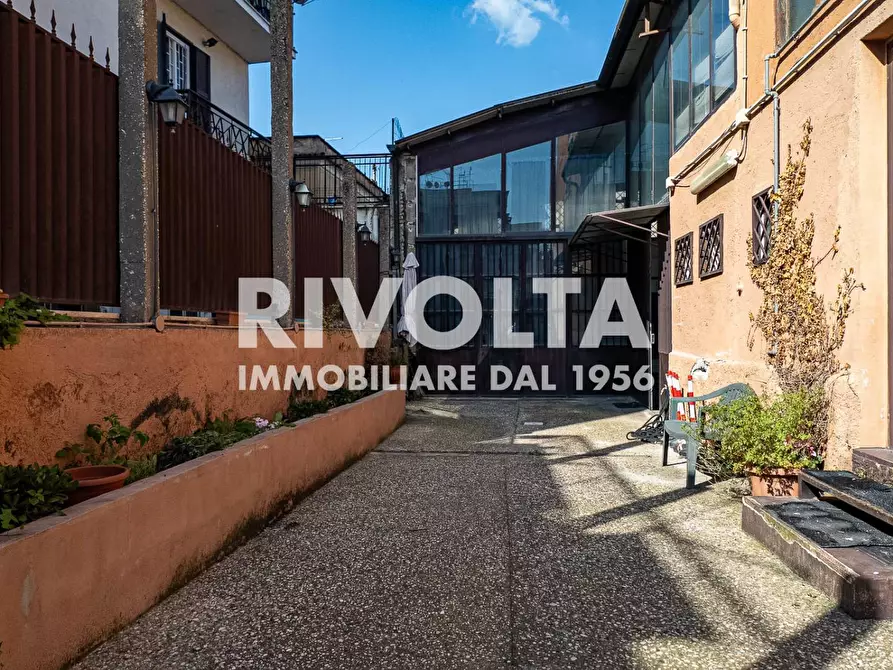 Immagine 2 di Locale commerciale in vendita  in via casilina a Roma