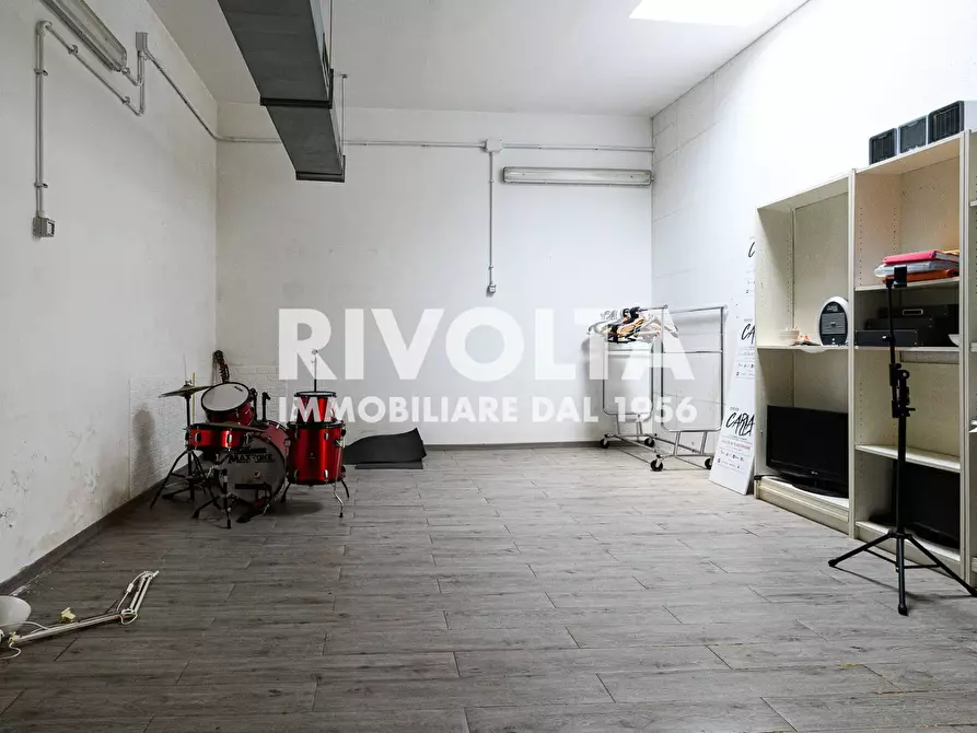 Immagine 12 di Locale commerciale in vendita  in via casilina a Roma