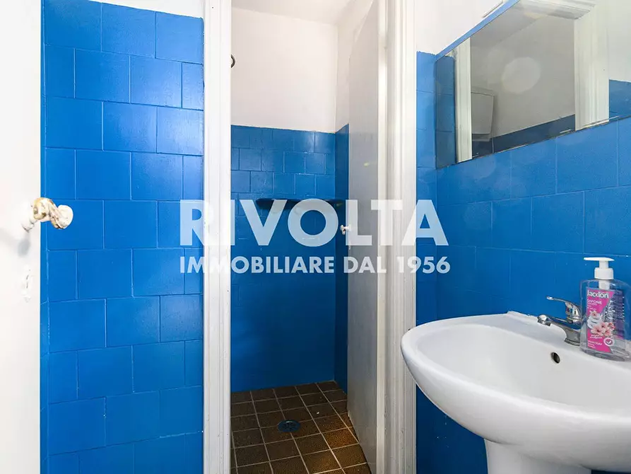 Immagine 15 di Locale commerciale in vendita  in via casilina a Roma