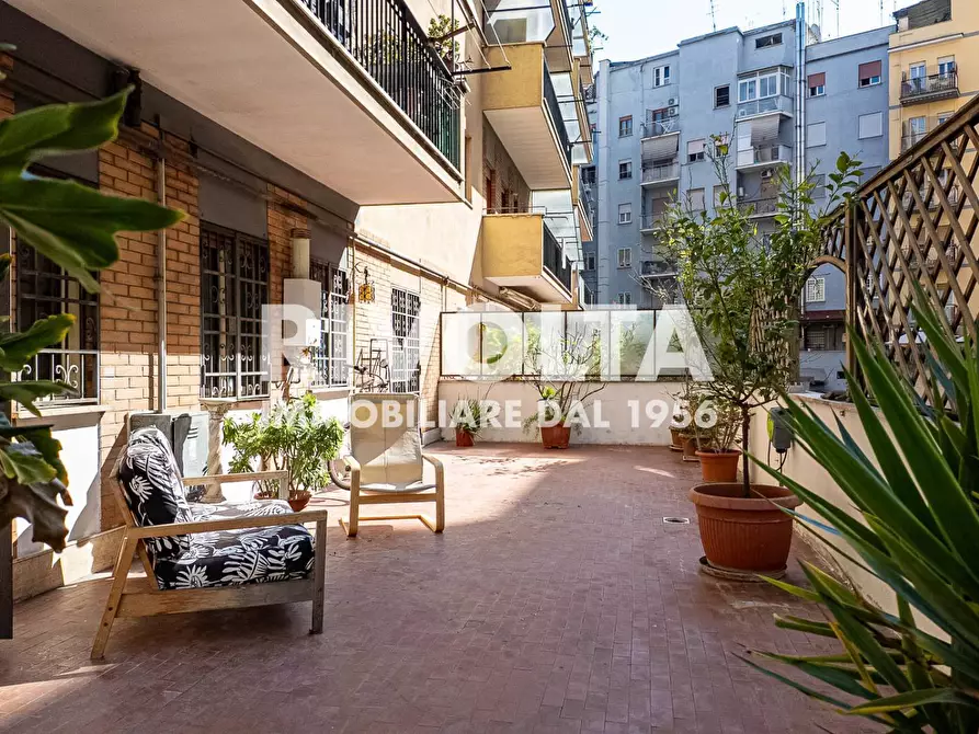 Immagine 6 di Appartamento in vendita  in Via Cupra a Roma