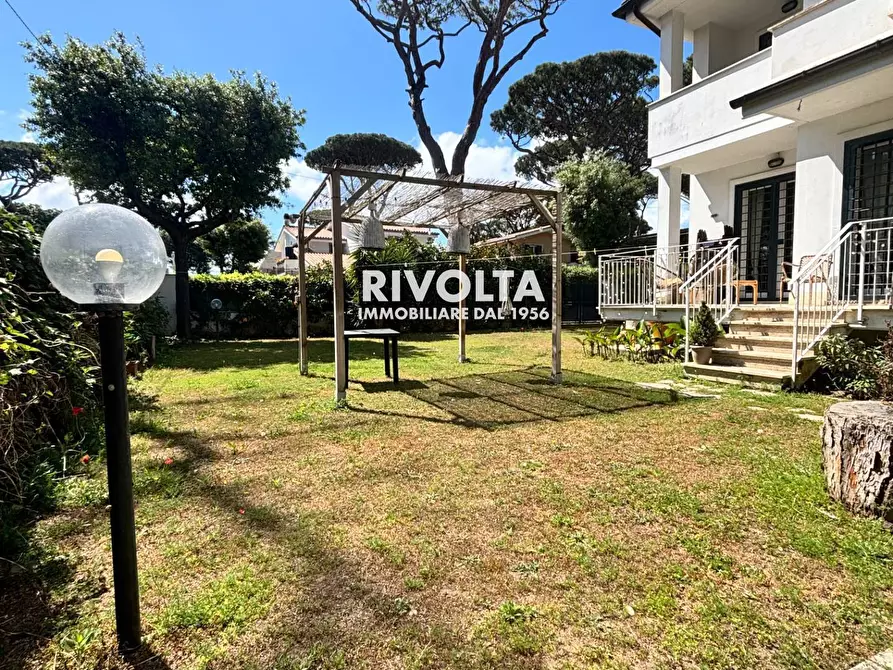 Immagine 17 di Villa in vendita  in Via Varazze a Fiumicino