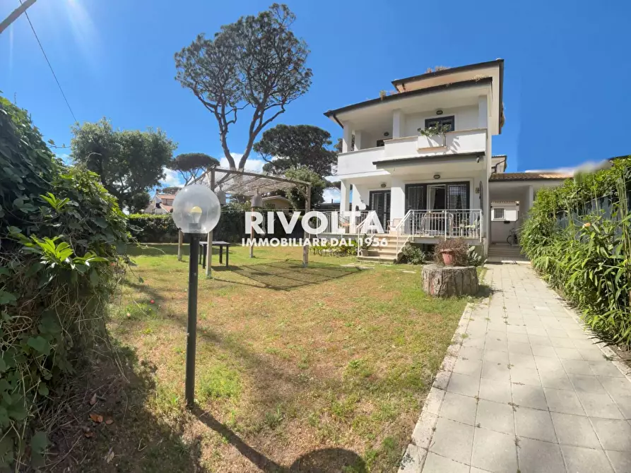 Immagine 2 di Villa in vendita  in Via Varazze a Fiumicino