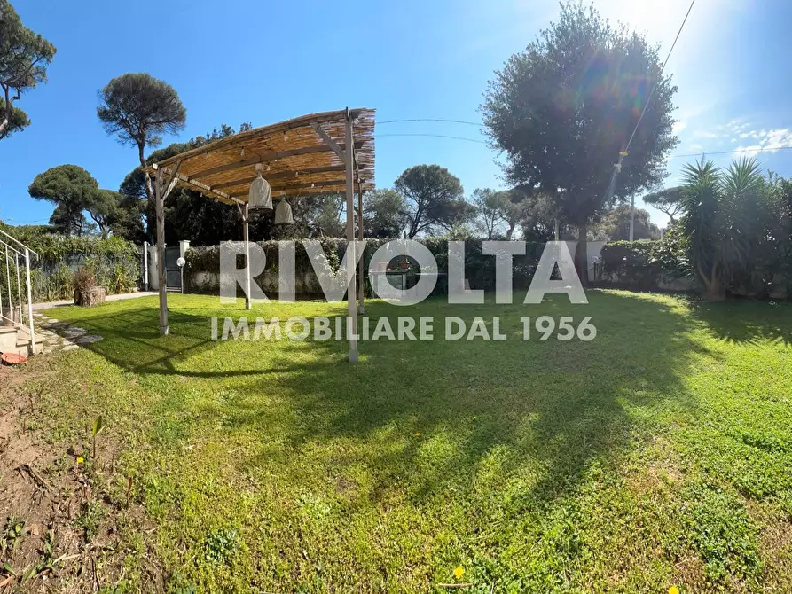 Immagine 3 di Villa in vendita  in Via Portovenere a Fiumicino