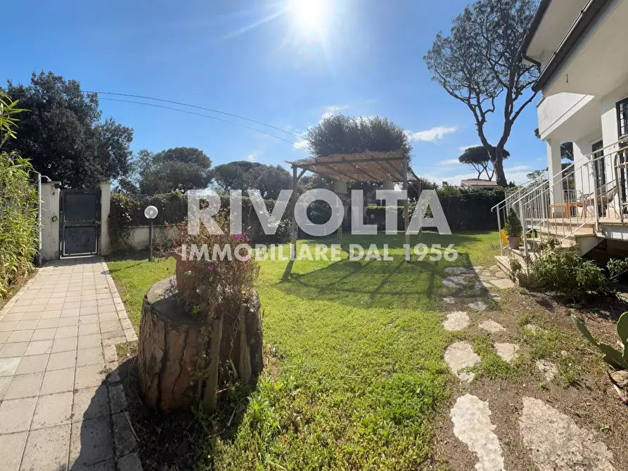 Immagine 28 di Villa in vendita  in Via Portovenere a Fiumicino