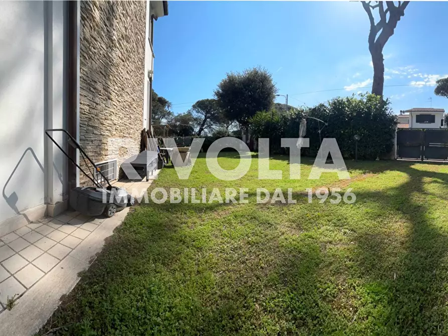 Immagine 31 di Villa in vendita  in Via Portovenere a Fiumicino