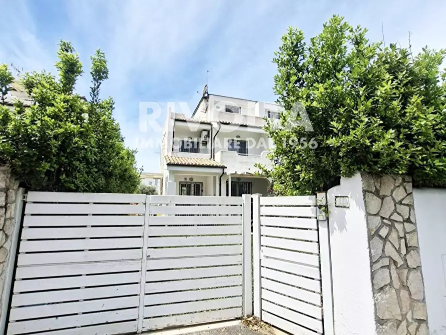 Immagine 2 di Villa in vendita  in Viale Viareggio a Fiumicino