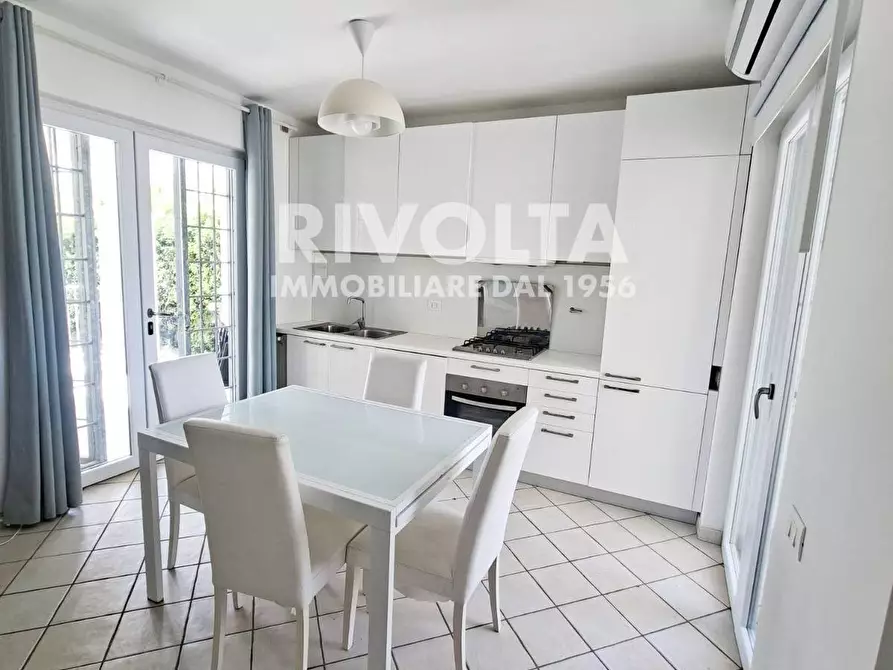 Immagine 3 di Villa in vendita  in Viale Viareggio a Fiumicino