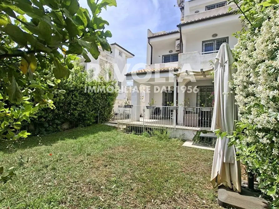 Immagine 1 di Villa in vendita  in Viale Viareggio a Fiumicino