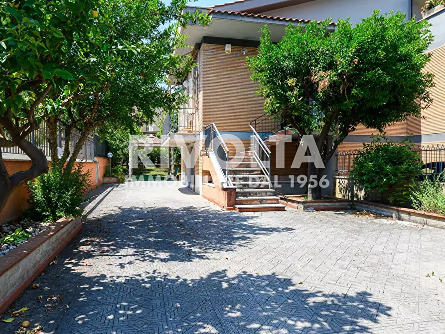 Immagine 1 di Villa in vendita  in Via Dei Lanfranchi a Roma