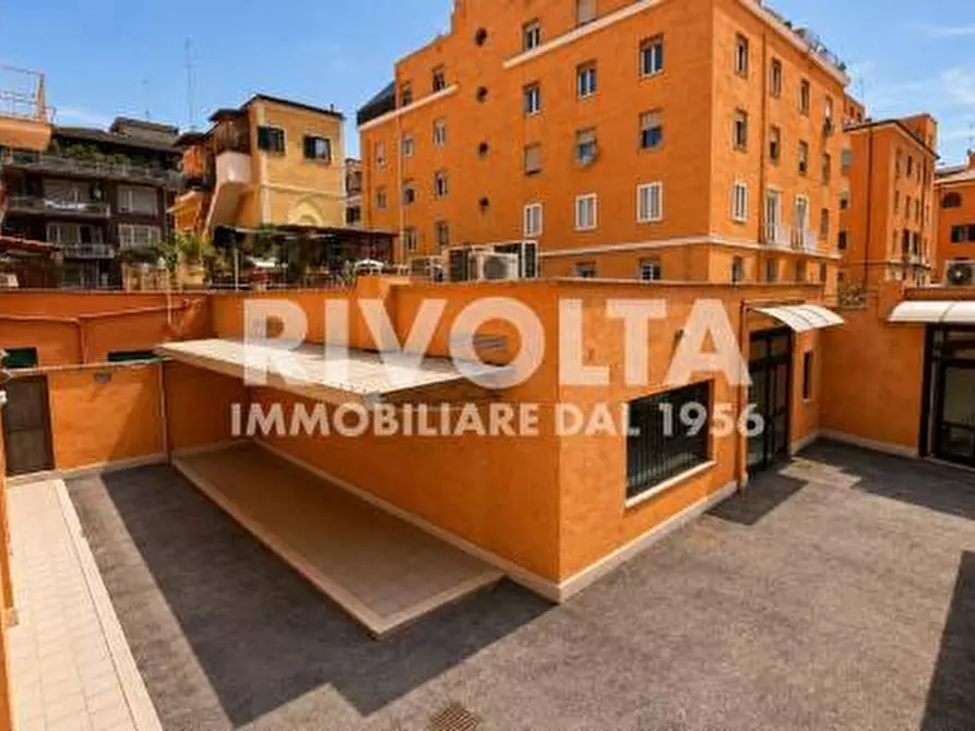 Immagine 1 di Locale commerciale in affitto  in Circonvallazione Appia a Roma