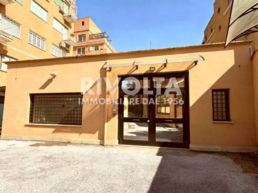 Immagine 2 di Locale commerciale in affitto  in Circonvallazione Appia a Roma
