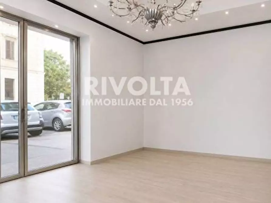 Immagine 2 di Locale commerciale in affitto  in Via Della Farnesina a Roma