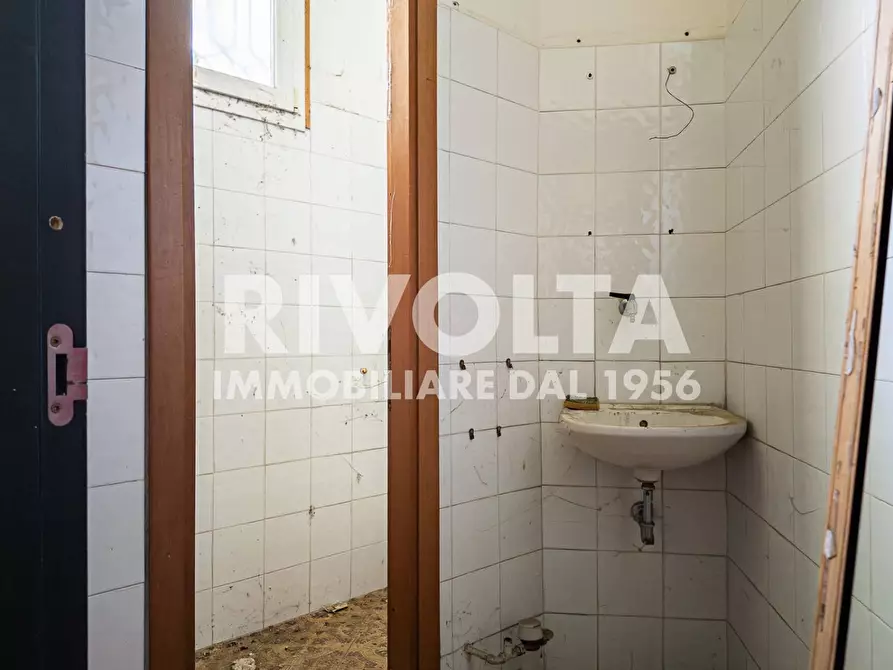 Immagine 18 di Locale commerciale in vendita  in Via Trionfale a Roma