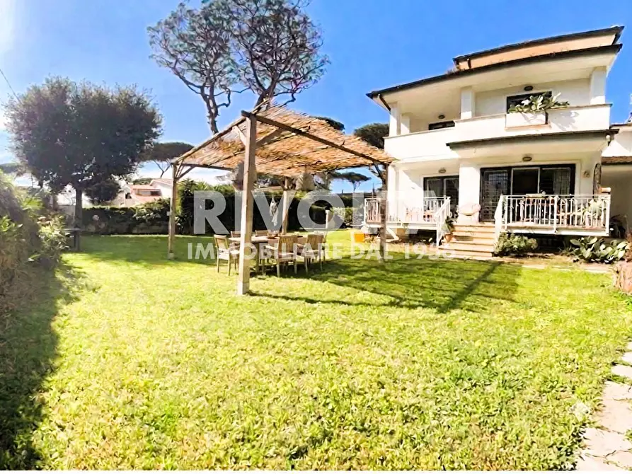 Immagine 1 di Villa in vendita  in Via Varazze a Fiumicino