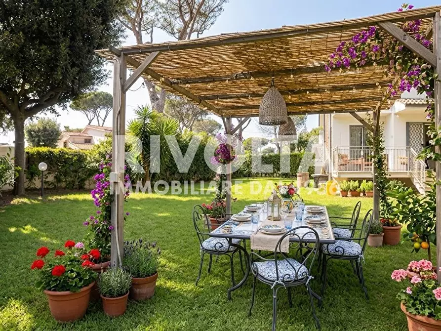 Immagine 6 di Villa in vendita  in Via Varazze a Fiumicino