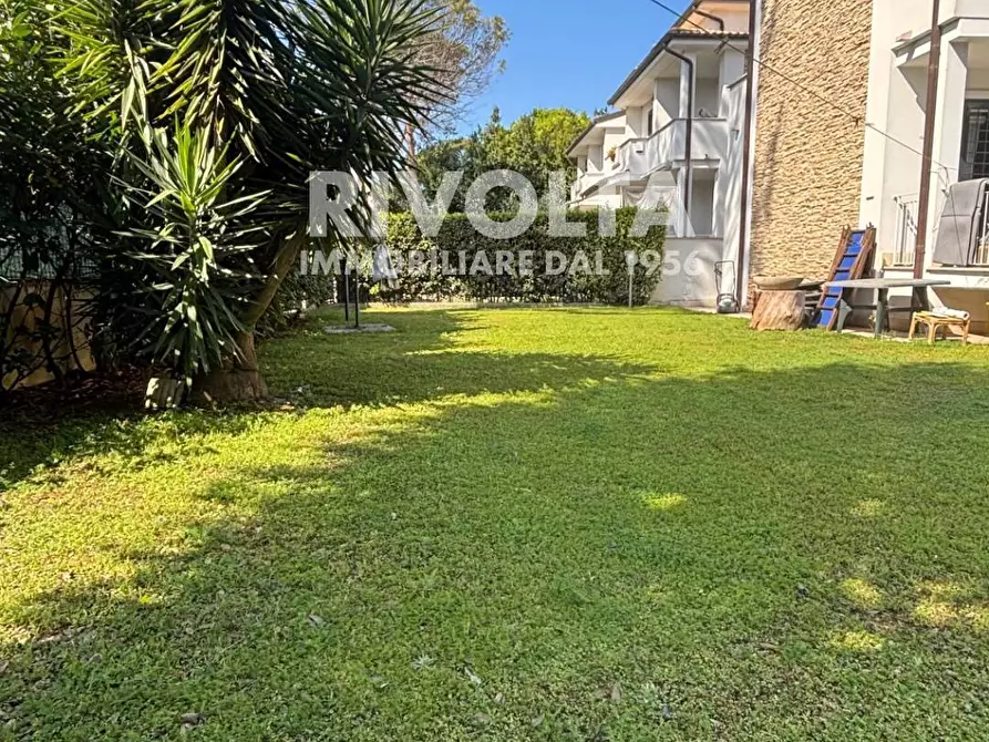 Immagine 26 di Villa in vendita  in Via Varazze a Fiumicino